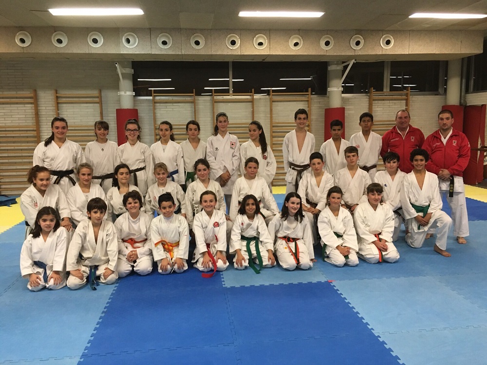 M&aacute;s de 25 karatekas en el Curso de Kumite Infantil